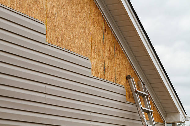 Professional Emergency Siding Repair technician working in Hollywood, MD